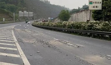 有惊无险！15分钟紧急清除400余平方米路面洒落碎石碎石路面！